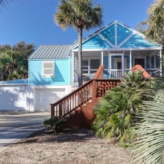 The Blue House 4 BR home w/ Hot Tub, Pets Allowed