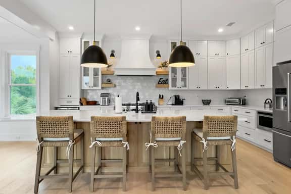 Amalfi Palms - 2401 Cameron Blvd - Image 1